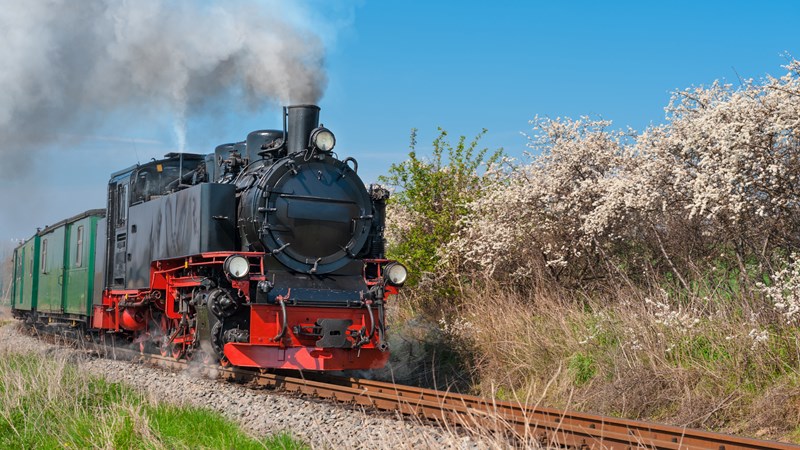 historical-steam-train-on-island-rugen.jpg